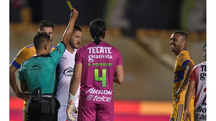 Rafael Carioca recibiendo la segunda amarilla (Getty)