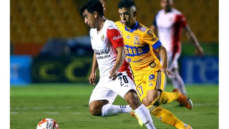 Leonardo Fernández de Tigres UANL ante Chivas (Getty)