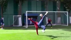 Jesús Corona firmó tres golazos de tijera en el entrenamiento de Cruz Azul. (@CruzAzulCD)