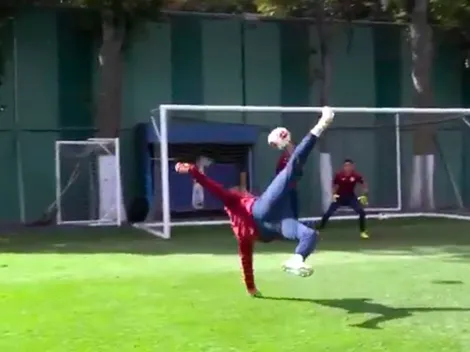 VIDEO: Jesús Corona anota golazo de tijera y la afición de Cruz Azul lo pide como delantero