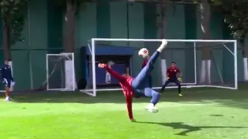 Jesús Corona firmó tres golazos de tijera en el entrenamiento de Cruz Azul. (@CruzAzulCD)