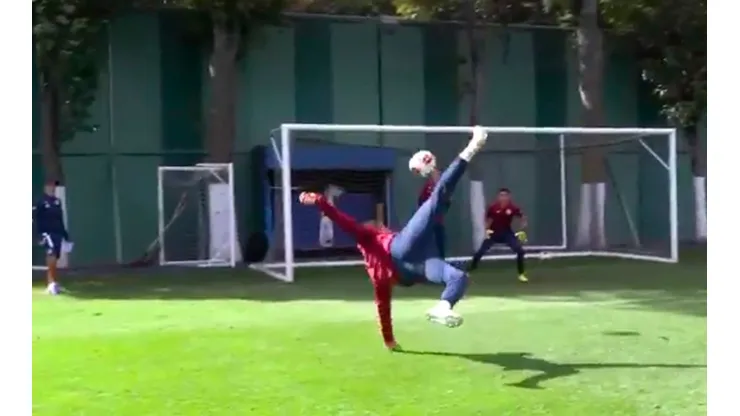 Jesús Corona firmó tres golazos de tijera en el entrenamiento de Cruz Azul. (@CruzAzulCD)