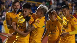 Carlos Salcedo sería marginado ante Chivas (Getty Images)