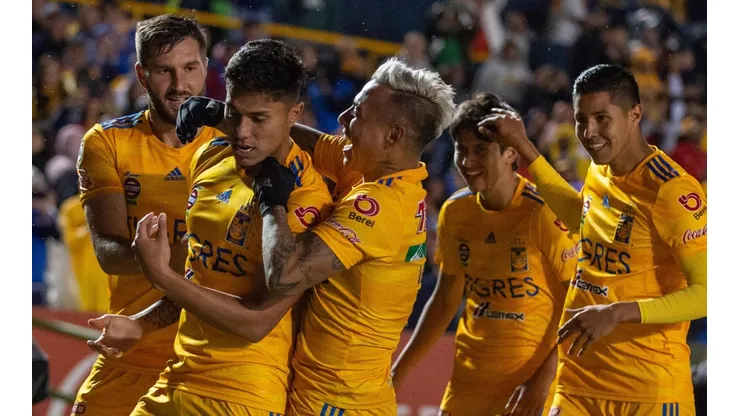 Carlos Salcedo sería marginado ante Chivas (Getty Images)