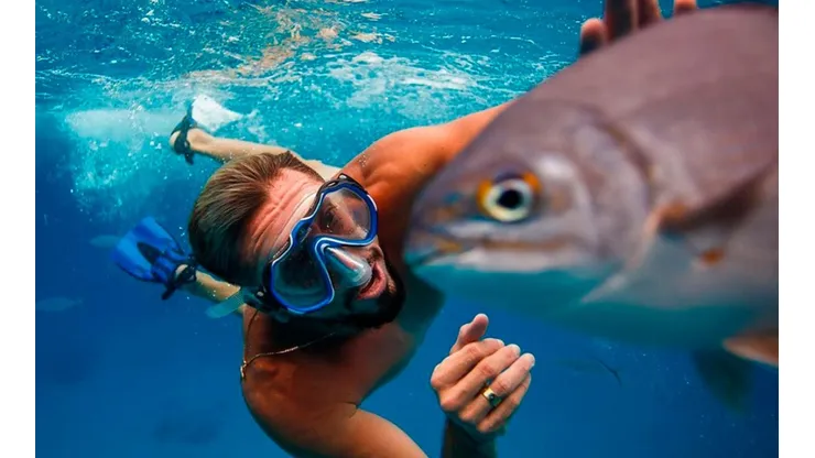 Héctor Herrera disfrutó de sus vacaciones en México nadando con peces. (@h.herrera16)
