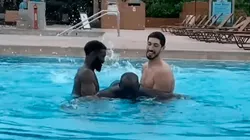 Los jugadores de los Celtics le enseñan a nadar a Tacko Fall (Captura de pantalla)