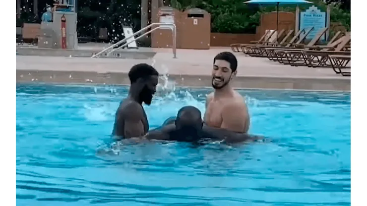 Los jugadores de los Celtics le enseñan a nadar a Tacko Fall (Captura de pantalla)