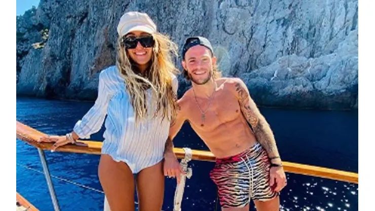 Nández subió foto con su novia, pero los hinchas de Boca se sorprendieron con el tamaño de su pie