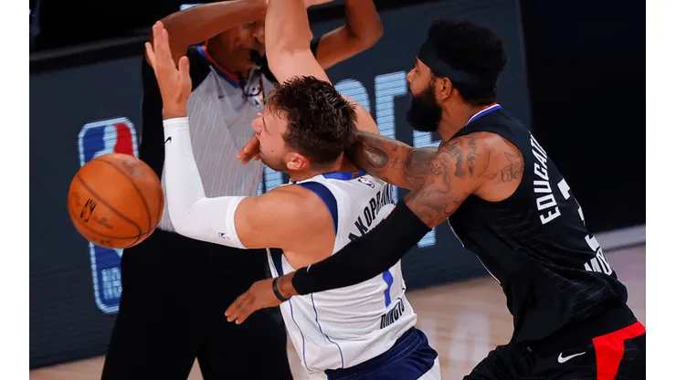 La falta flagrante de Morris sobre Doncic (Getty Images)