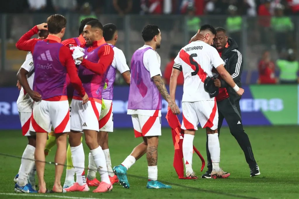 Luis Advíncula felicitando a la Selección Peruana. (Foto: Getty).