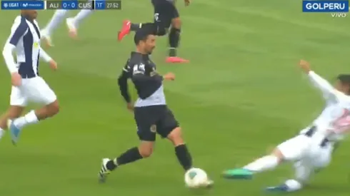 Cruzado fue abajo para quitar el balón.