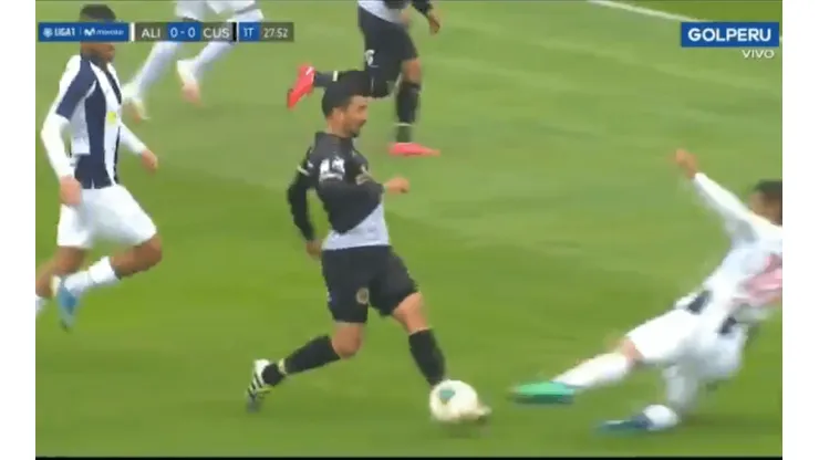Cruzado fue abajo para quitar el balón.