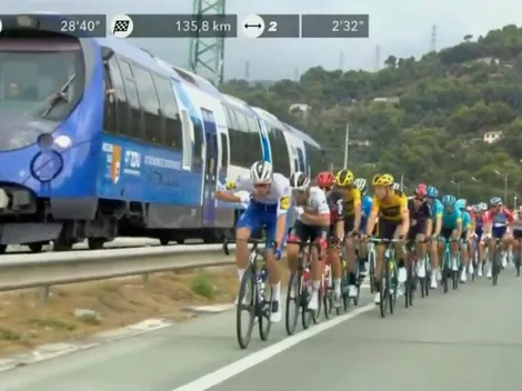 Hermoso: el pelotón del Tour pedaleando a la misma velocidad que un tren