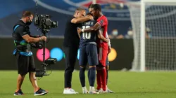 Alaba abrazando a Neymar en Lisboa.