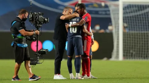 Alaba abrazando a Neymar en Lisboa.