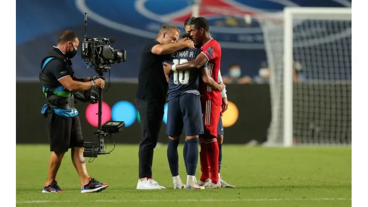 Alaba abrazando a Neymar en Lisboa.