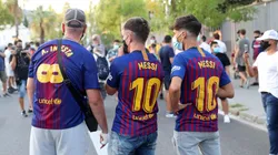 Foto de los hinchas de Barcelona esperando que Messi siga.