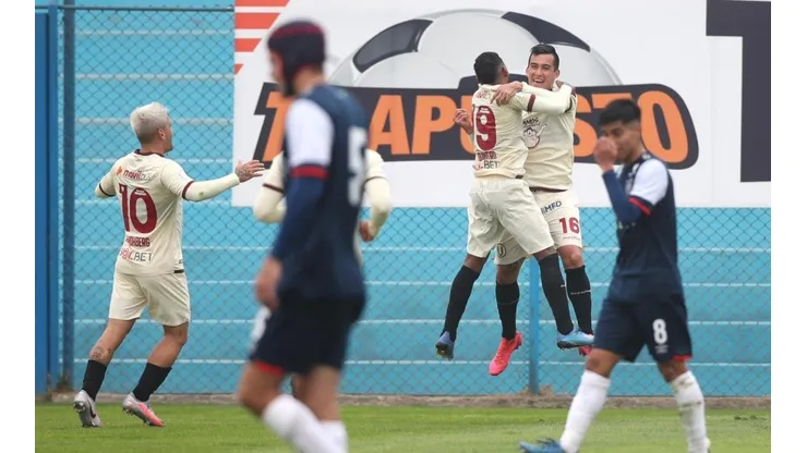 Santillán es el lateral izquierdo de Universitario.