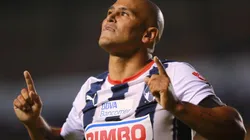 Chupete Suazo presume regalo de Rayados
