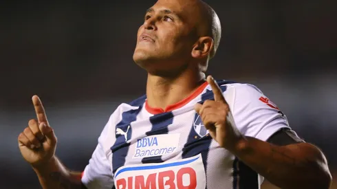 Chupete Suazo presume regalo de Rayados