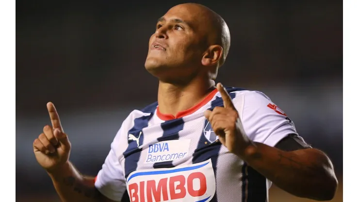 Chupete Suazo presume regalo de Rayados