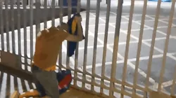 Te destroza: el hincha que llora en la puerta del Camp Nou para que se quede Messi