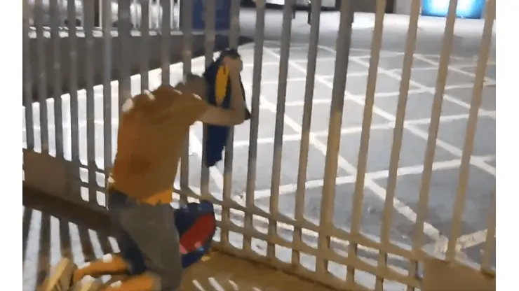 Te destroza: el hincha que llora en la puerta del Camp Nou para que se quede Messi