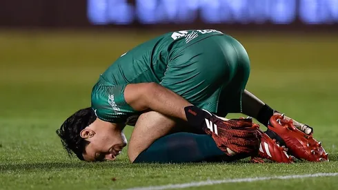 Toño reconoce su error y es atacado por aficionados