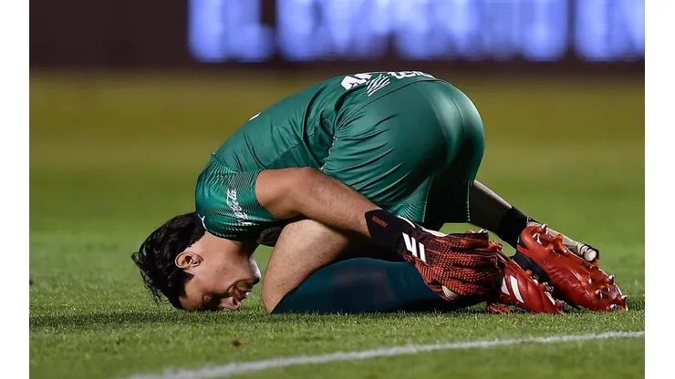 Toño reconoce su error y es atacado por aficionados