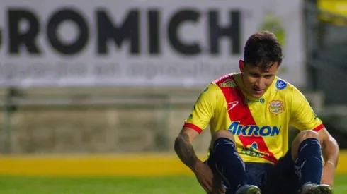 Un jugador del Atlético Morelia sacó un lateral adentro del campo ante Pumas Tabasco