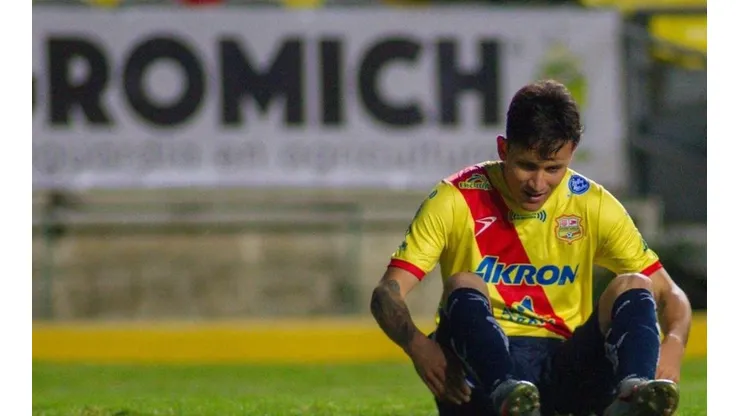 Un jugador del Atlético Morelia sacó un lateral adentro del campo ante Pumas Tabasco
