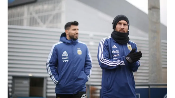 DE SELECCIÓN. Messi con Agüero en el predio del City... ¿volverá? (Foto: Getty).