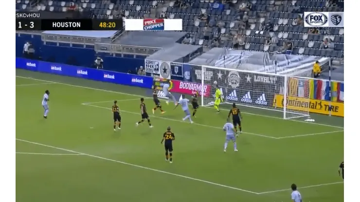 Alan Pulido se perdió un gol insólito. (Captura)