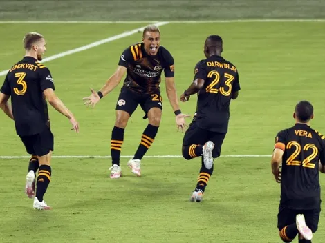 Darwin Quintero le da una lección a Alan Pulido en la MLS