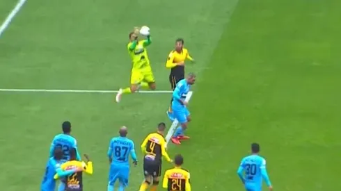 Raúl Fernández soltó la pelota sin que nadie lo incomode.