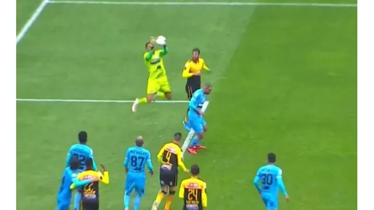 Raúl Fernández soltó la pelota sin que nadie lo incomode.