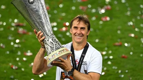 Lopetegui con el trofeo de la UEFA Europa League.