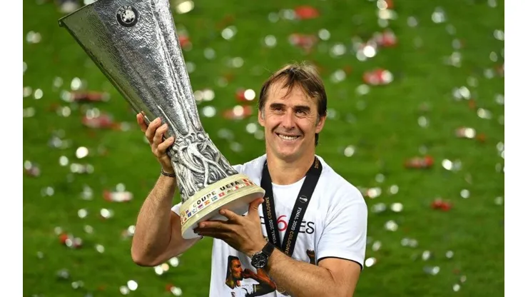 Lopetegui con el trofeo de la UEFA Europa League.