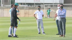 Guillermo Almada y Alejandro Irarrogorri platican en Torreón (@ClubSantos)