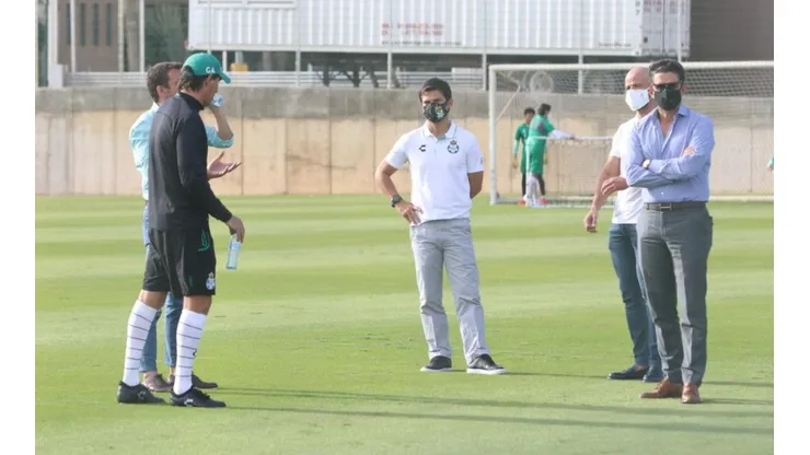 Guillermo Almada y Alejandro Irarrogorri platican en Torreón (@ClubSantos)