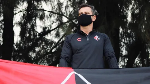 Con Cocca desde lejos, dos jugadores de Atlas volvieron a entrenarse