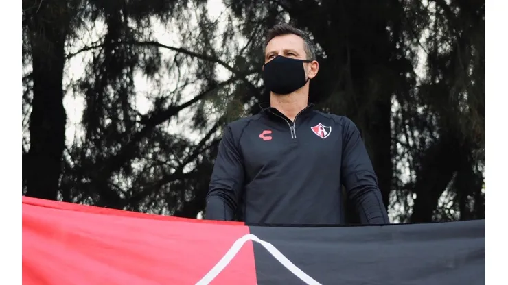 Con Cocca desde lejos, dos jugadores de Atlas volvieron a entrenarse
