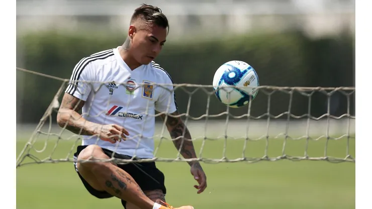 Eduardo Vargas dejaría Tigres en pleno Guard1anes (Getty Images)
