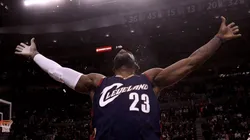 LeBron James y su habitual ritual con talco (Getty Images)