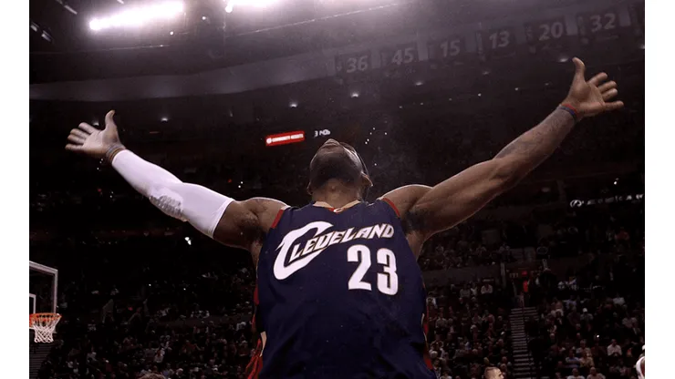 LeBron James y su habitual ritual con talco (Getty Images)