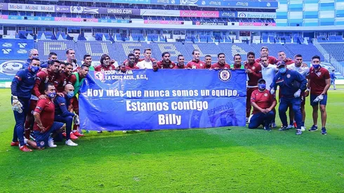 Cruz Azul y su manta en apoyo a Billy Álvarez en Puebla (Getty Images)