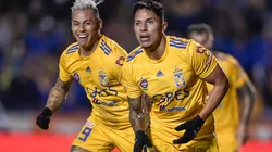Carlos Salcedo celebra con Eduardo Vargas (Getty Images)