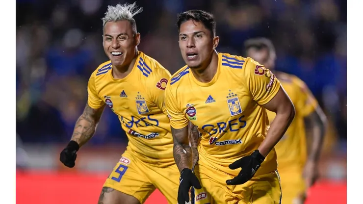 Carlos Salcedo celebra con Eduardo Vargas (Getty Images)