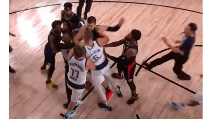 Kristaps Porzingis fue expulsado del juego entre Mavericks y Clippers (Captura de pantalla)