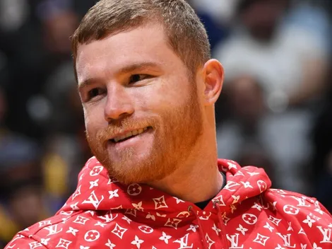 La foto del Canelo Álvarez con el retrato del mejor de todos detrás